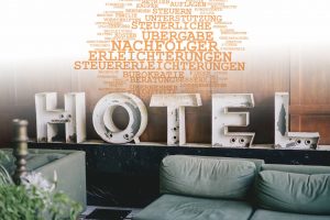 Foto einer Hotellobby, mit einem Schild Hotel und einer Wordcloud zum Forschungsprojekt