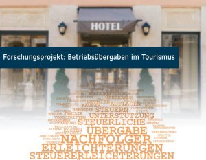 Foto einer Hotel Front, in der Mitte ist ein Banner mit dem Schriftzug: Forschungsprojekt: Betriebsübergaben im Tourismus. Im unteren Bereich ist eine Wordcloud abgebildet mit den wichtigsten Begriffen des Projektes: Übergabe, Nachfolge, Erleichterungen, etc.