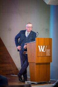 Prof. Dr. Urs Fueglistaller hält eine Rede