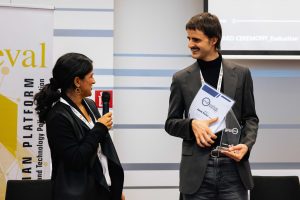 Jakob Kofler wird der Evaluation Talent Award 2024 für herausragende Leistungen in der Evaluierung des Politikfeldes überreicht.