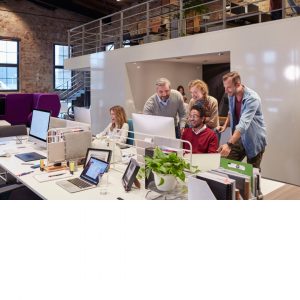 KMU Österreich: Ein Team arbeitet im Büro