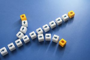 Spielsteine, die sich in drei Wege aufspalten und damit die verschiedenen Berufs- und Bildungswege aufzeigen