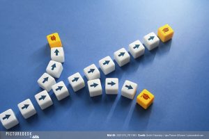 Spielsteine, die sich in drei Wege aufspalten und damit die verschiedenen Berufs- und Bildungswege aufzeigen