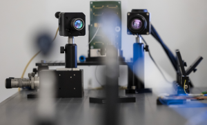 Förderung Forschung und Entwicklung: Ein experimentelles Setup mit zwei Kameras auf einem Tisch