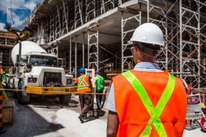 Gewerbe und Handwerk Österreich: Bauarbeiter auf einer großen Baustelle bei der Arbeit