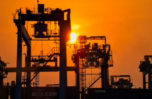 Gewerbe und Handwerk Österreich: Kräne im Sonnenuntergang