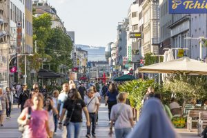Jahrbuch Handel 2025: Eine volle Einkaufsstraße zeigt den Einzelhandel in Österreich