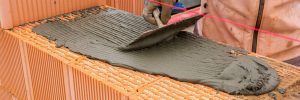 Hausbaugewerbe: Ein Handwerker beim Hausbau. Konjunkturbeobachtung Gewerbe und Handwerk