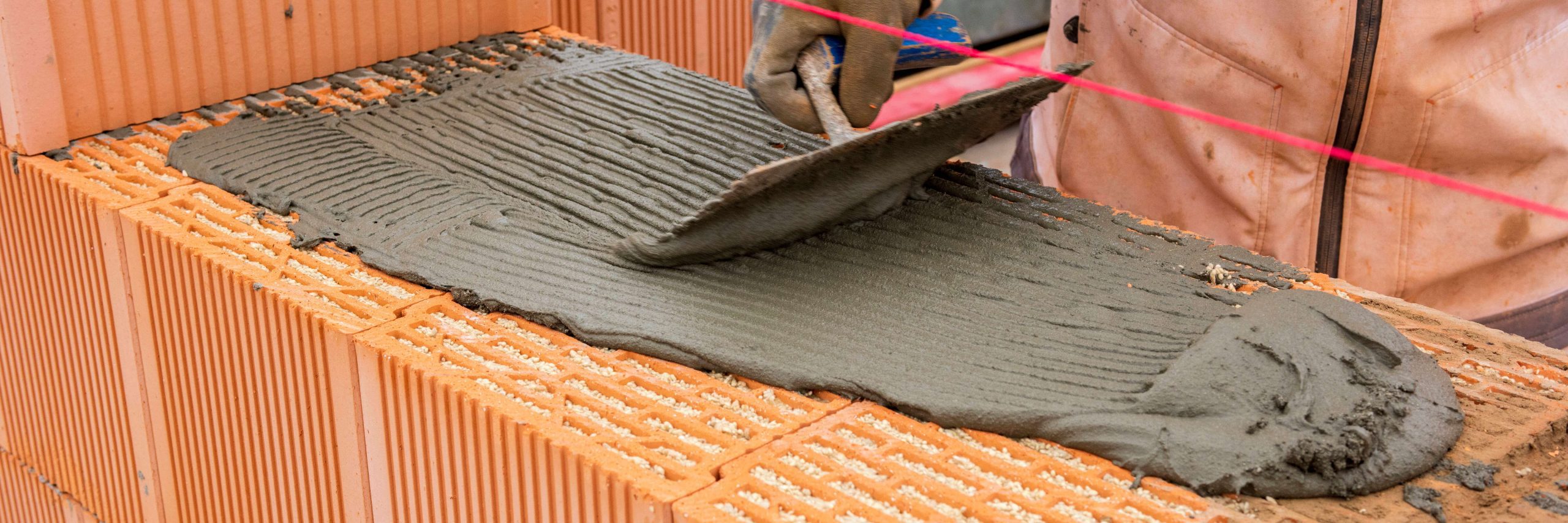 Hausbaugewerbe: Ein Handwerker beim Hausbau. Konjunkturbeobachtung Gewerbe und Handwerk