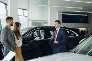 Jahrbuch Handel 2024: KFZ-Handel Verkaufsgespräch in einem Autohaus